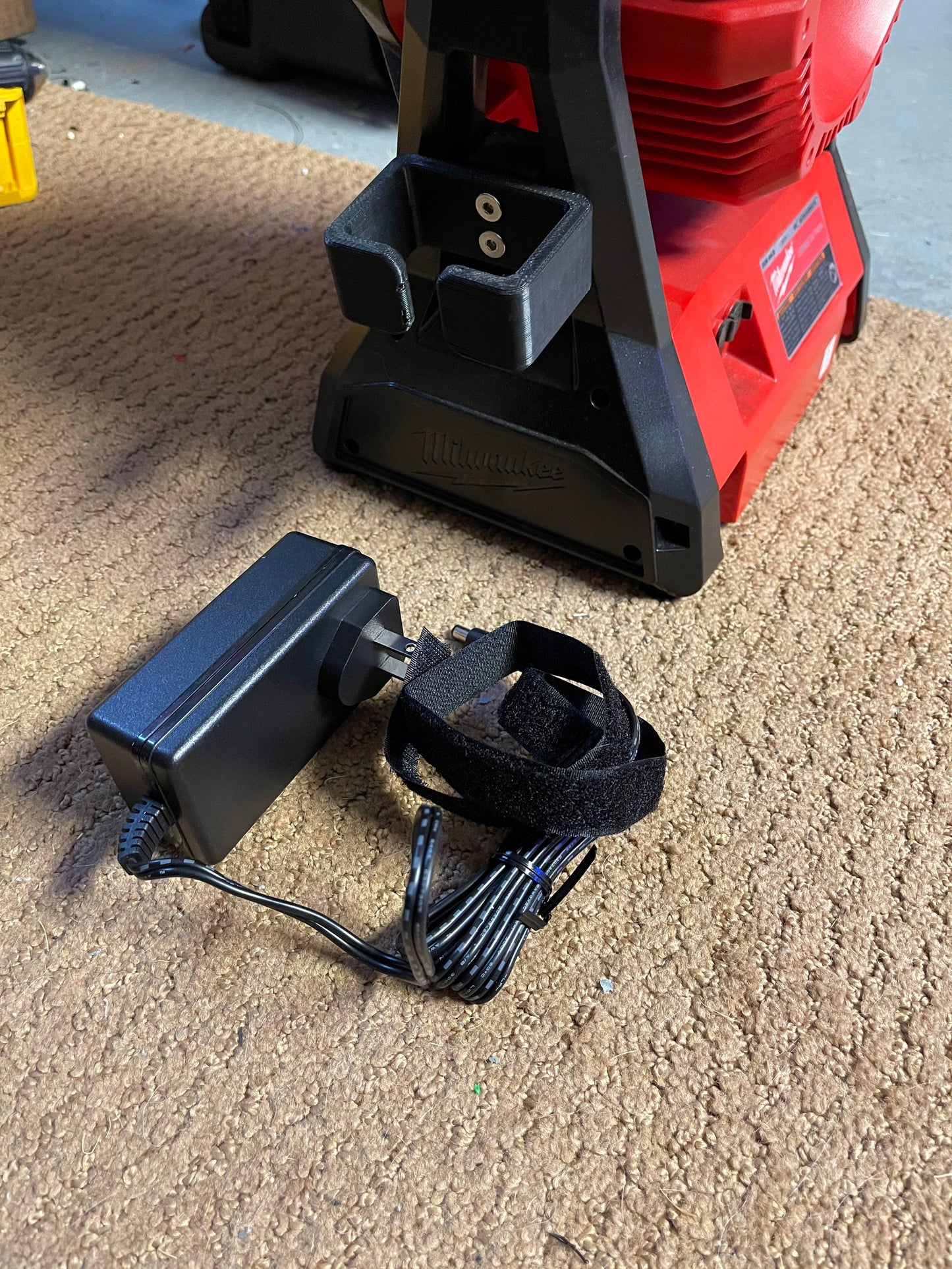 Power supply holder for the Milwaukee M18 Jobsite fan